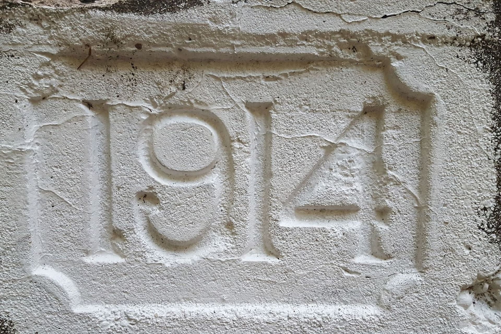 1914 engraved in stone