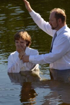 people being baptised {{brizy_dc_image_alt entityId=